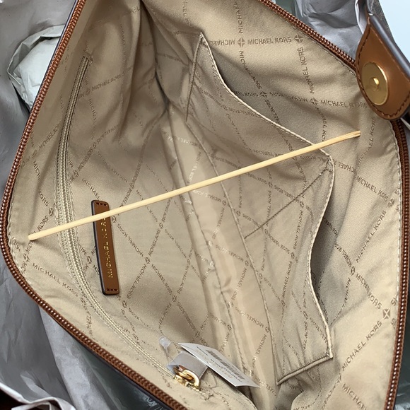 MICHAEL KORS 
Emilia Large Logo Tote Bag BROWN SIGNATURE COLOR - Picture 10 of 15